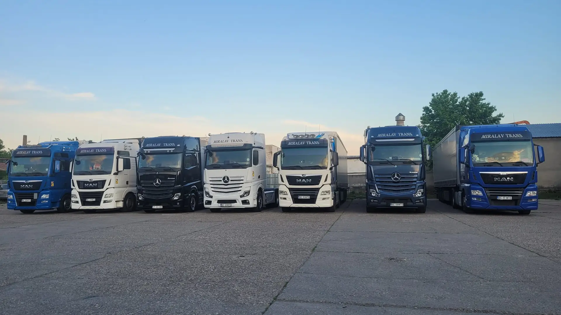 Camioane diferite de la diversi producatori fotografiate la garajul companiei Miralav Trans