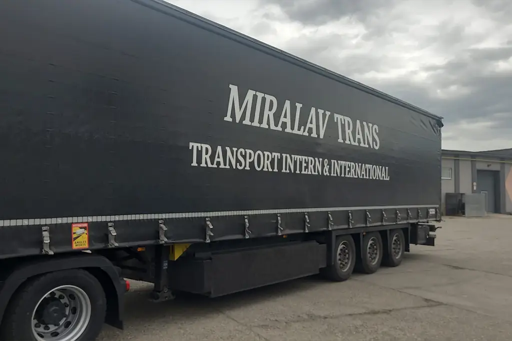 Semi-remorca din flota Miralav Trans inscriptionata cu numele si serviciul principal