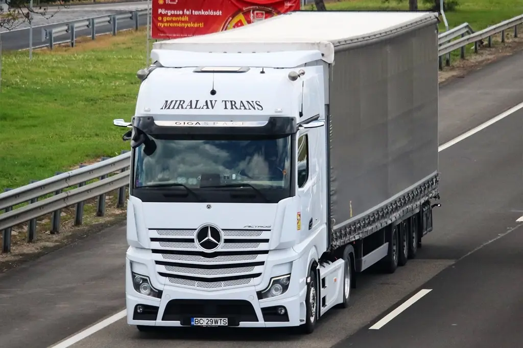 Ansamblu din flota noastra fotografiat in mers pe o autostrada din Europa